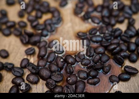 Des grains de café partout et du café renversé. Banque D'Images