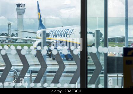 Vue d'un avion Ryanair Airbus A380 à travers les fenêtres d'une porte d'embarquement dans le terminal 1, aéroport de Dublin, Dublin, Irlande Banque D'Images