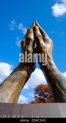 Les mains de prière, alias les mains de guérison conçues par Leonard McMurry, est la plus grande statue de bronze au monde Banque D'Images