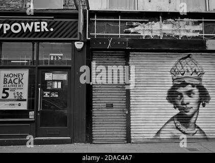 L'art de volet sur un café fermé sur la route romaine, est de la reine Anna Nzinga, un chef du XVIIe siècle des royaumes de Ndongo et de Matamba dans ce qui est maintenant l'Angola. Banque D'Images