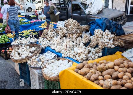 L'ail et les pommes de terre sont en vente sur le marché local de la ville. Des fruits et légumes de saison sont en vente dans un grand bazar. Alanya, Turquie Banque D'Images