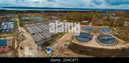 Station de traitement des eaux usées, vue aérienne depuis le drone Banque D'Images