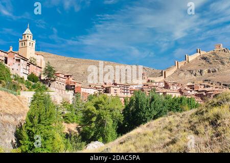 Belle vue sur la ville d'Albarracin à Teruel, avec le clocher de sa cathédrale et ses murs médiévaux Banque D'Images