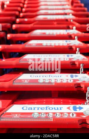 Macon, France - 30 octobre 2016 : panier Carrefour. Carrefour est une multinationale française dont le siège est en France Banque D'Images