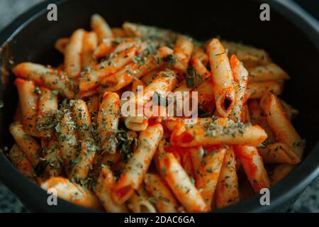 Macaroni blanc à la tomate, au Chili, à l'origan, au fromage et aux épices Banque D'Images