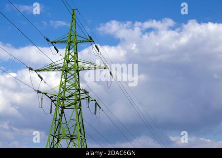 Tour de ligne électrique haute tension au-dessus de la tête, dans un ciel nuageux Banque D'Images