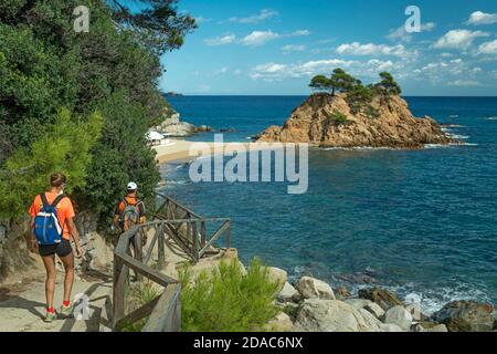 RANDONNEURS CHEMIN CAMI DE RONDA CALA CAP ROIG PLATJA D’ARO COSTA BRAVA CATALOGNE ESPAGNE Banque D'Images