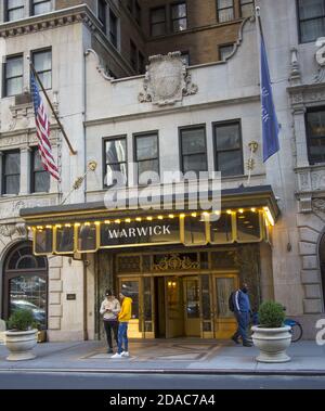 L'entrée de l'hôtel Warwick sur W. 54th Street à New york. Banque D'Images