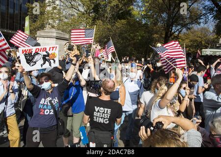 Les gens célèbrent la victoire présidentielle de Joe Biden à New York, qui vote de manière trop enorée la démocratie. Columbus Circle le matin de l'annonce, le 7 novembre. Banque D'Images