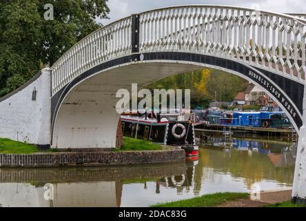 un magnifique pont de fer sur le grand canal union à fraunston près de daventry northamptonshire, royaume-uni Banque D'Images