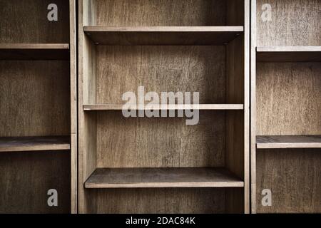 Vide étagère en bois avec ou rack de stockage design rétro moderne, texture d'arrière-plan de l'espace de copie Banque D'Images