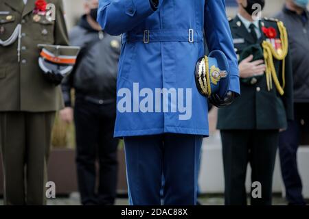 Bucarest, Roumanie - 11 novembre 2020 : détails d'un officier de l'armée roumaine tenant sa casquette de service lors d'une prière silencieuse. Banque D'Images
