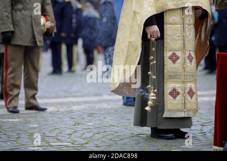 Bucarest, Roumanie - 11 novembre 2020 : le prêtre de l'armée roumaine (orthodoxe chrétienne) est en service lors d'une cérémonie publique. Banque D'Images