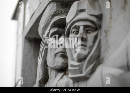 Bucarest, Roumanie - 11 novembre 2020 : détails d'un monument commémoratif de guerre représentant les soldats roumains. Banque D'Images
