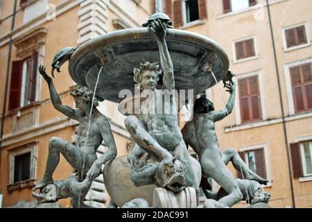 Fragment de la Fontaine de la Tortue de la Renaissance italienne tardive (Fontana delle Tartarughe) situé sur la Piazza Mattei, dans le quartier Sant'Angelo de Rome, ITA Banque D'Images