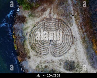 Labyrinthe en spirale de pierres sur la côte, vue de dessus de drone Banque D'Images