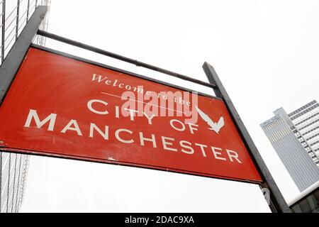 Signalisation routière proclamant : bienvenue dans la VILLE DE MANCHESTER. Le bâtiment de 118 m de haut de la tour CIS se trouve au loin. Banque D'Images