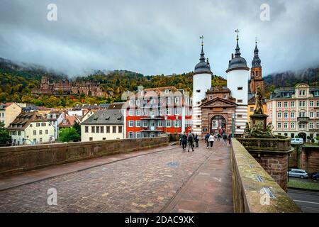 Heidelberg, Allemagne - 01 novembre 2020 : pont au-dessus du Neckar en centre-ville par une journée nuageux Banque D'Images