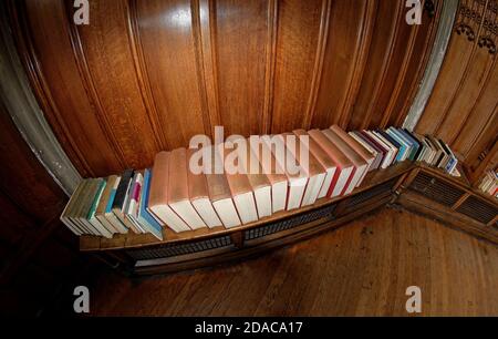 Un ensemble de manuels religieux et philosophiques dans l'une des salles de prière et de contemplation à l'intérieur de la cathédrale de Manchester (Royaume-Uni). Banque D'Images