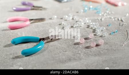 Outils pour la fabrication de bijoux, perles, découvertes Banque D'Images