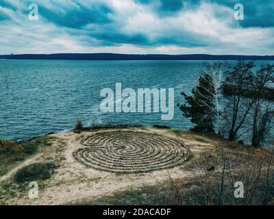 Labyrinthe en spirale de pierres sur la côte, vue aérienne Banque D'Images