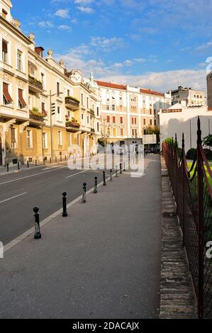 Rues vides un après-midi ensoleillé, rue Pop Lukina, Belgrade, Serbie Banque D'Images