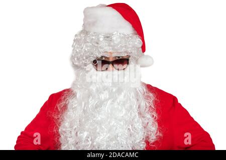 Le Père Noël regardant directement la caméra, il semble en colère et sérieux. Il porte des lunettes de soleil, une longue barbe blanche. Isolé sur fond blanc. Banque D'Images