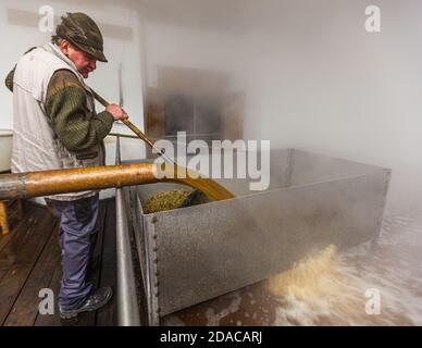 Lorsque le moût d'origine entre dans le navire réfrigéré, les houblon sont séparés. Brasserie traditionnelle Zoigl à Falkenberg, Allemagne Banque D'Images