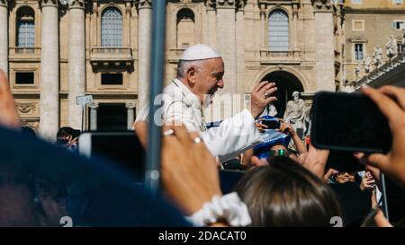 Rome, Italie – 18 juillet 2018 : le Pape François accueille des visiteurs étrangers du sommet de son Popemobile devant la basilique Saint-Pierre de la Cité du Vatican Banque D'Images