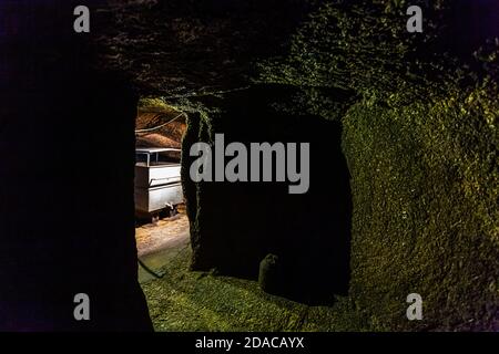 Stockage de Zoigl-Beer dans une cave à coupe rocheuse à Falkenberg, en Allemagne Banque D'Images