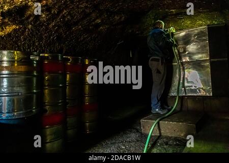 Stockage de Zoigl-Beer dans une cave à coupe rocheuse à Falkenberg, en Allemagne Banque D'Images