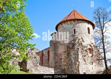 Vue sur la tour médiévale du château Livonien dans la plus ancienne ville lettone Thèse au printemps Banque D'Images