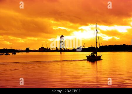 Éolienne terminée et prête pour la livraison de Smulders Howdon Sur Tyne yard au coucher du soleil avec le yacht passant dans le pluie Banque D'Images