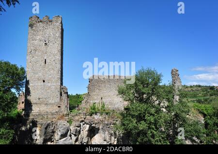 Château de Momjan également connu sous le nom de Château de Rota (Château de Momiano) ancien château médiéval en ruines dans la ville de Momiano, Istrie, Croatie Banque D'Images