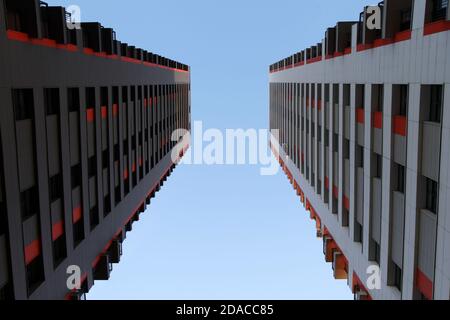 Gratte-ciel sur fond de ciel bleu. Vue de bas en haut Banque D'Images