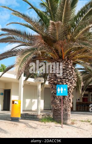 Panneau avec wc et douche est sur la plage de sable de mer. Construction de toilettes et de toilettes pour les visiteurs Banque D'Images