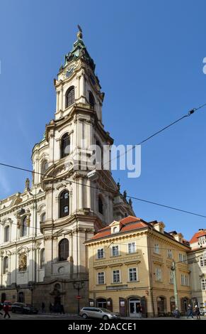 Vue vers la tour de l'église Saint-Nicolas depuis l'angle du pont (Mostecka) et des rues Karmelitska dans la ville de Lesser (Mala Strana) à Prague, en tchèque Banque D'Images