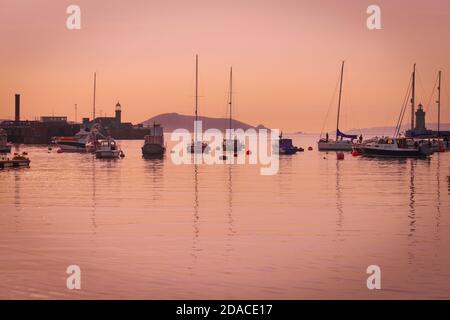 Yachts dans le port de St Peter, Guernesey, les îles Anglo-Normandes Banque D'Images