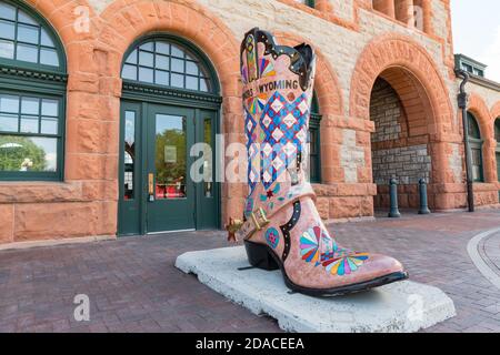 Cheyenne, WY - 8 août 2020 : grande sculpture d'art de bottes de cowboy à l'extérieur de la gare historique Union Pacific Depot, à Cheyenne, Wyoming Banque D'Images