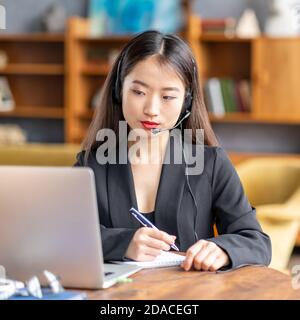 Femme asiatique étudiant cours en ligne, enseignement à distance sur ordinateur portable Banque D'Images