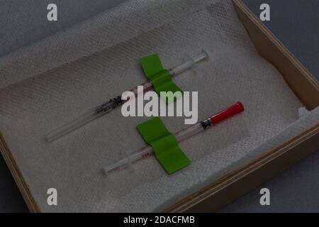 Vaccin contre le virus Corona, vaccin Covid-19. Fond blanc et seringues. Banque D'Images