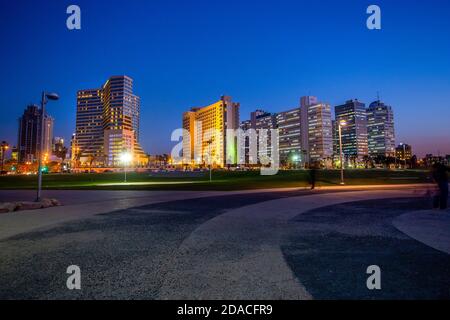 Paysage urbain incroyable de tel-Aviv , gens flous , bâtiments de luxe- à proximité de la côte ! Heure bleue en Israël - un voyage d'hiver impressionnant ! Banque D'Images