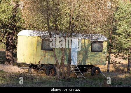 Il y a longtemps abandonné remorque vert jaune chaud soleil jour automne couleurs vives près du ranch en bulgarie Banque D'Images