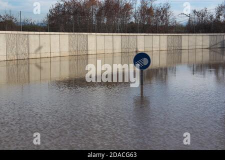 Image d'une route dans un passage souterrain où la pluie torrentielle a inondé la route jusqu'à ce qu'elle couvre complètement la route Banque D'Images