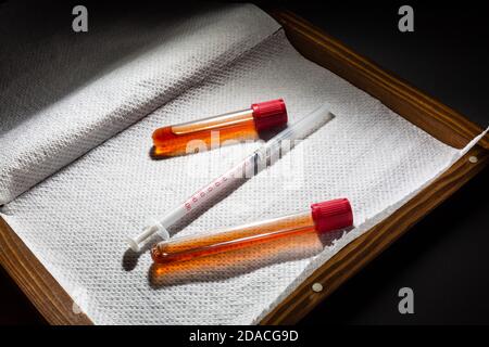 Vaccin contre le virus Corona, vaccin Covid-19 dans la boîte. Fond blanc et seringues. Banque D'Images