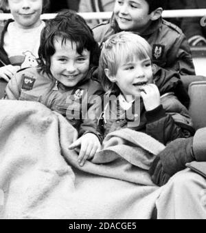 LE JEUNE FILS DE GEORGE BEST, CALUM (À DROITE), AIME REGARDER LE DAD JOUER CONTRE LA PRISON OUVERTE DE FORD À BOGNOR. GEORGE A ORGANISÉ LE JEU APRÈS SON RLEASE DE LA PRISON 1985 MEILLEUR SEERVED 3 MOIS POUR BOIRE CONDUITE 19851985 Banque D'Images