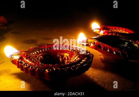 Gros plan d'une lampe ou d'une diya d'argile éclairée Sur le sol de Diwali qui est un festival hindou indien de lumières Banque D'Images