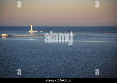 Une vue sur le nouveau phare de Vorontsov dans le port de la mer Noire d'Odessa, Ukraine. Banque D'Images