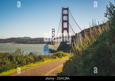 Vue sur le magnifique Golden Gate Bridge de San Francisco, Californie, États-Unis à la lumière du jour Banque D'Images