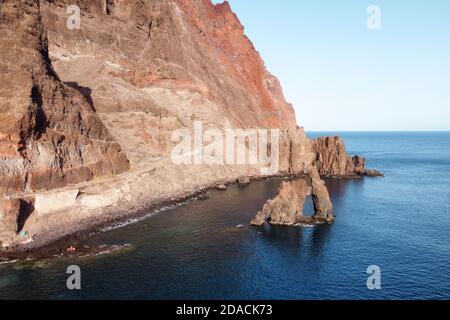 Arche en pierre volcanique naturelle, Roque de Bonanza sur l'île d'El Hierro, îles Canaries, Espagne. Photo de haute qualité Banque D'Images